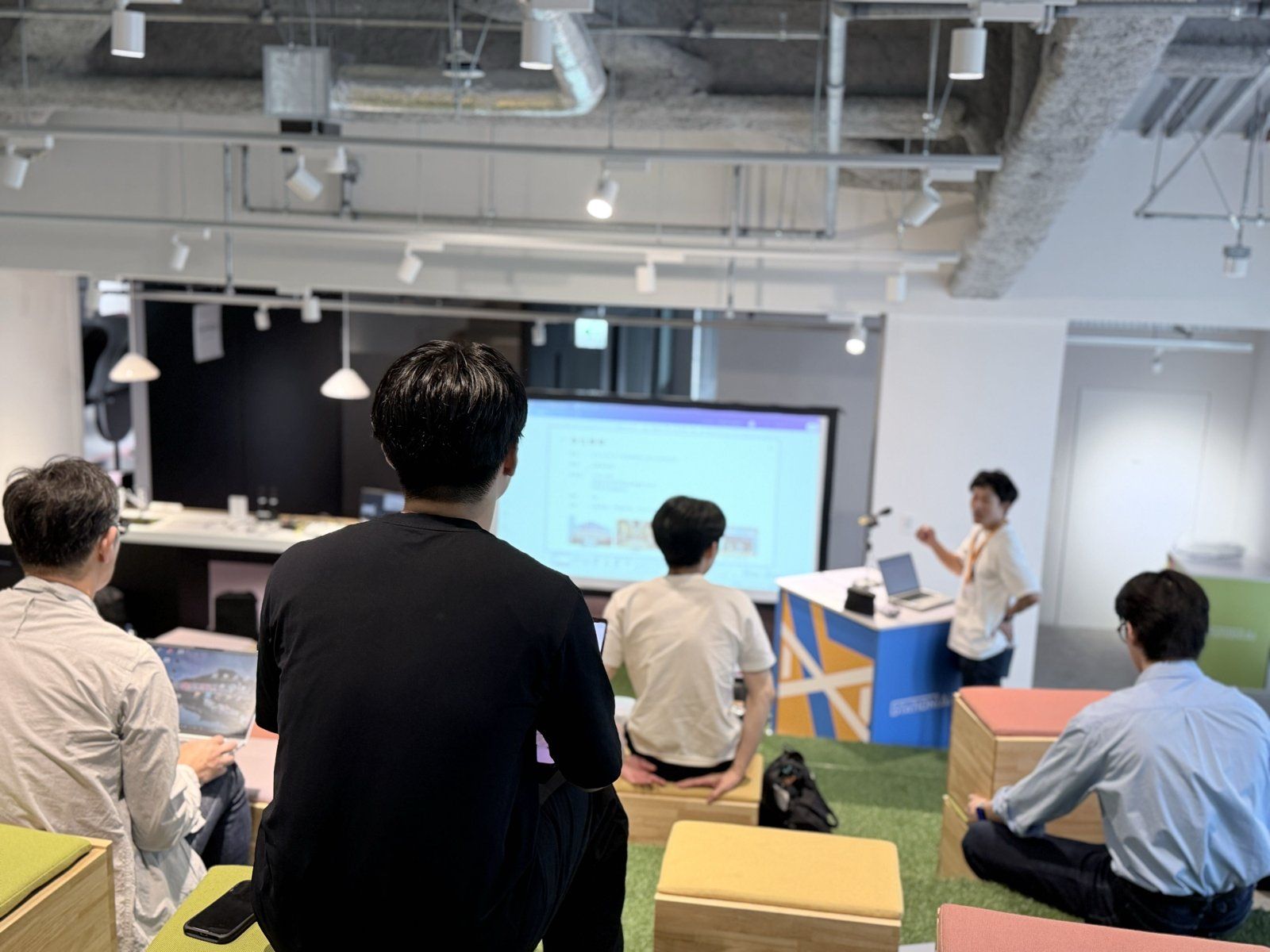 参加者が講師の説明を聞いている様子